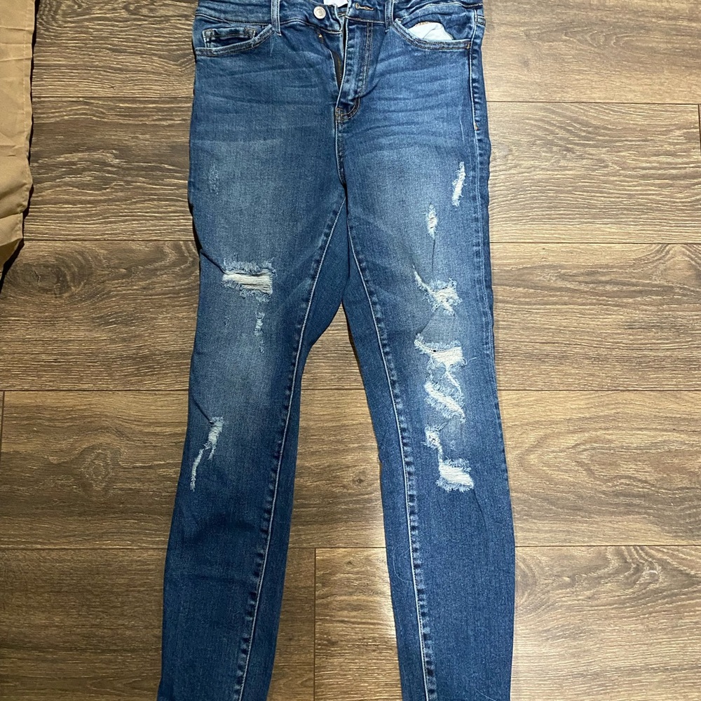 Skinny jeans only worn a few times, small rip under back belt loop!